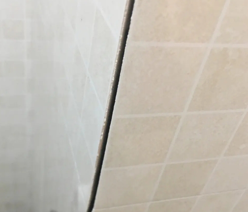 霞山瓷砖空鼓维修公司分享阳台瓷砖脱落的修复过程可以分为以下几个步骤